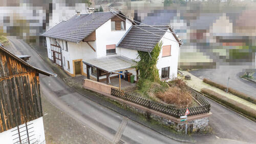 Blick auf Wohnhaus mit Anbau - 5 Zimmer Einfamilienhaus in Roßbach/Wied