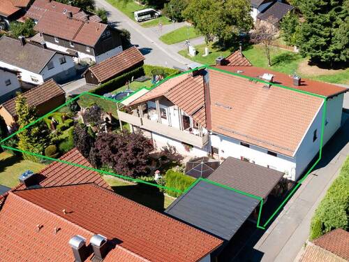 Ansicht Osten mit Carport - 7 Zimmer Doppelhaushälfte in Bodenmais