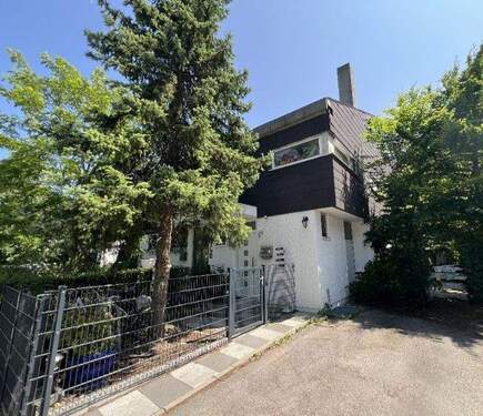 Außenansicht - Sanierungsbedürftiges REH mit sonnenverwöhntem Südgarten im beliebten Stadtteil Großhadern