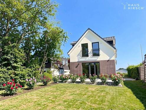 Hausansicht - Gartenbeispiel - Zukunftssicher Wohnen: Neubau Doppelhaus zum Erstbezug mit großem Westgarten