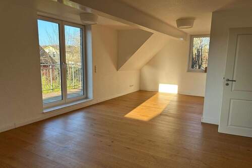 Wohnbereich mit Balkon - 4 Zimmer Etagenwohnung in Pansdorf