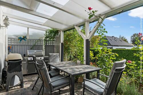 ... und Zugang zur überdachten Südterrasse. - 