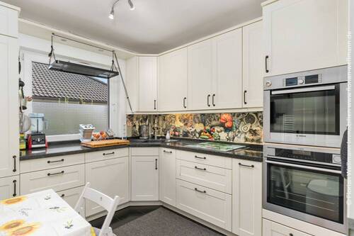 Küche (8,04m²) mit komplett ausgestatteter Einbauküche mit Markengeräten von Bosch und AEG. - 