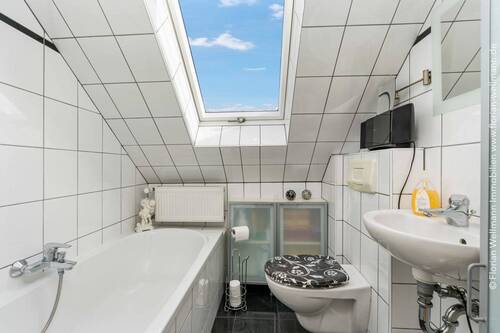 ... und ein Tageslichtbad mit Wanne und Duschvorrichtung. - 