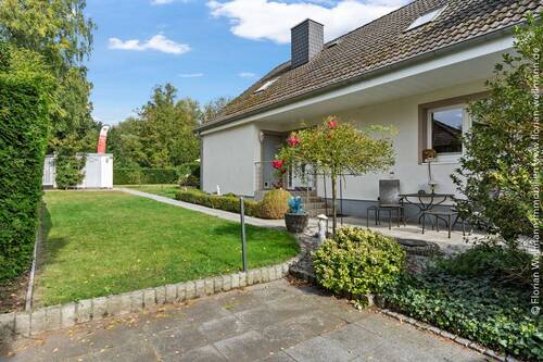 Hauseingang und Blick in den Garten. - 3 Zimmer Einfamilienhaus in Reinbek
