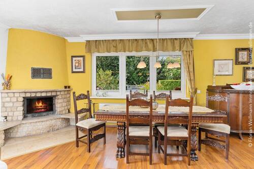 ... mit gemauertem Kamin. - 