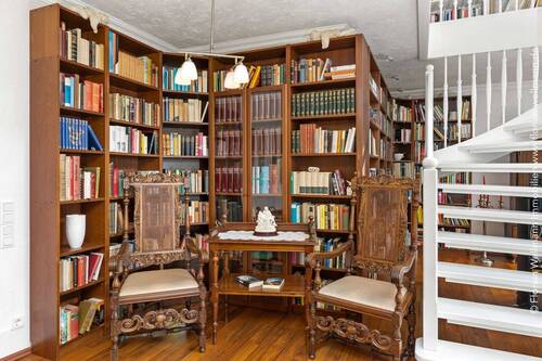 Bibliothek mit Leseecke im Wohn- / Esszimmer. - 
