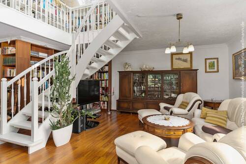 Sitzbereich im Wohn- / Esszimmer mit Treppenaufgang zur Galerie im Dachgeschoss ... - 