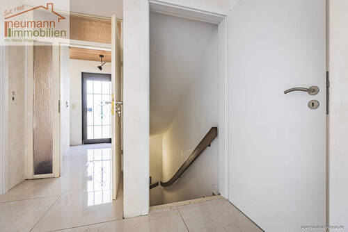 Windfang/Treppe zu KG - 
