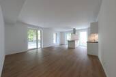 Wohnbereich mit Küche - Moderne 3 Zimmer Wohnung mit gehobener Ausstattung in Elbnähe