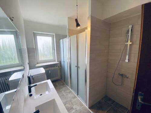 Bad mit Duschkabinen - ***Viel Platz zum Leben-attraktive 4-Zimmer-Wohnung***