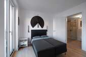 Schlafzimmer mit Bad en Suite - 3 Zimmer Etagenwohnung in Berlin-Friedrichshain