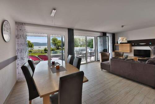 Großzügiger Essplatz mit Couch.jpg - 