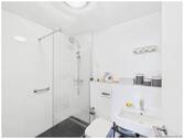 Badezimmer mit Dusche - 