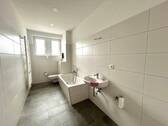 Badezimmer mit Wanne - 
