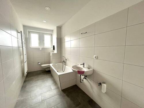 Badezimmer mit Wanne - 