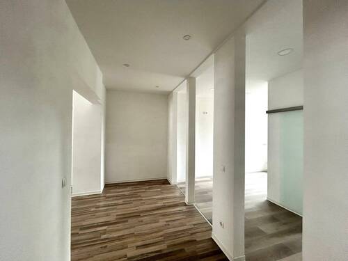 Flur rechts - 4 Zimmer Etagenwohnung zur Miete in Chemnitz