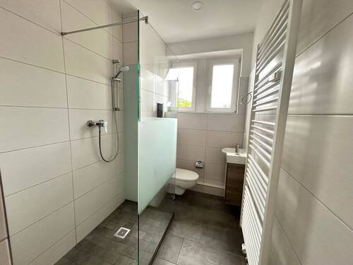 Badezimmer mit Dusche - 