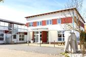Aussenansicht - Helle Büro Praxisräume mit 6 Zimmer, Teeküche, Dusche, großer Terrasse und Parkplätze