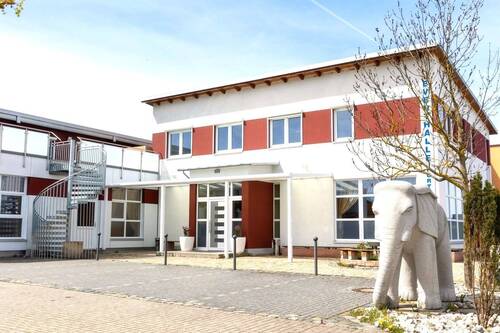 Aussenansicht - Helle Büro Praxisräume mit 6 Zimmer, Teeküche, Dusche, großer Terrasse und Parkplätze