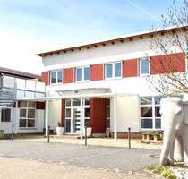 Helle Büro Praxisräume mit 6 Zimmer, Teeküche, Dusche, großer Terrasse und Parkplätze - Fürth Burgfarrnbach
