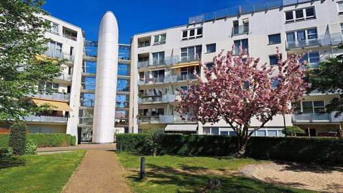 Hausansicht mit Treppenhausturm - Ihr neues Zuhause oder lieber vermieten? Kleine 3-R.-WE, DG, bequem mit Aufzug erreichbar - Balkon, Gäste-WC, Abstellraum, sehr gute Infrastruktur