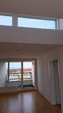 Wohnzimmer mit Balkon und Oberlichtfenstern - 