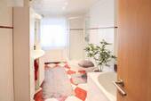 Großzügiges Badezimmer - 4 Zimmer Reihenmittelhaus in Berlin