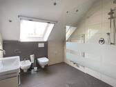 modernisiertes Bad mit Walk In Dusche - 