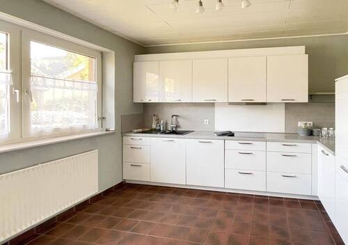 attraktive Küche mit modernen Einbaugeräten - 