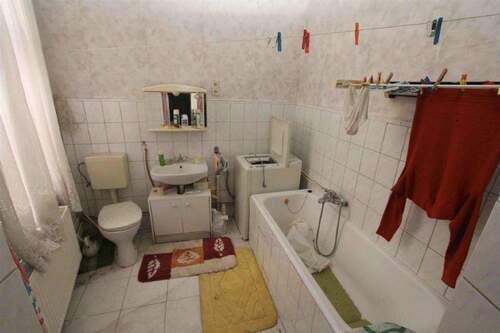 Bad im 1. OG - Mehrfamilienhaus, Wohnhaus mit 247,00 m&sup2; in Naumburg (Saale) zum Kaufen