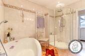 Modernes Badezimmer im Erdgeschoss - 