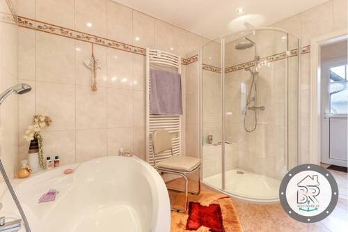 Modernes Badezimmer im Erdgeschoss - 