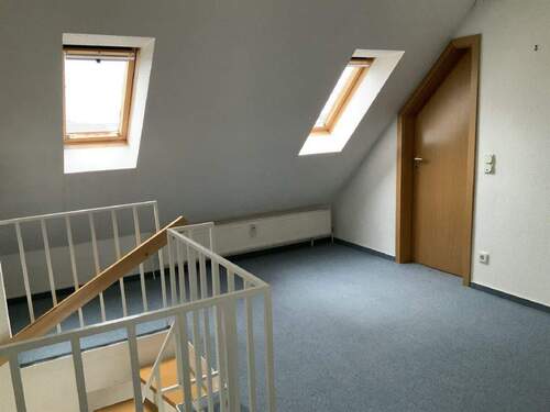 Schlafbereich mit Tür zum "Kleiderschrank" - 