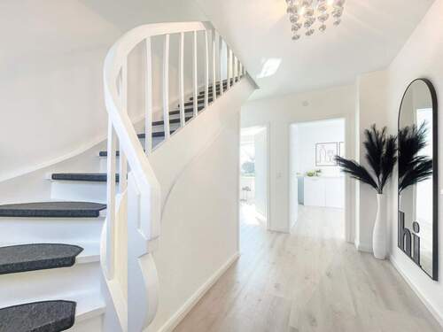 Flur mit viel Platz - 4 Zimmer Einfamilienhaus zum Kaufen in Norderstedt