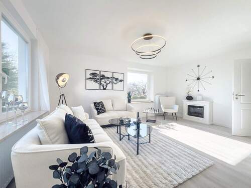 Lichtdurchflutetes Wohnzimmer - 