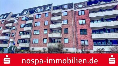 Straßenansicht - Friesische Straße - Sofort bezugsfrei! 2-Zimmer-Wohnung mit Loggia und Pkw-Stellplatz