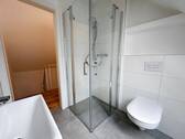 Badezimmer mit ebenerdiger Dusche - Referenzbild - 