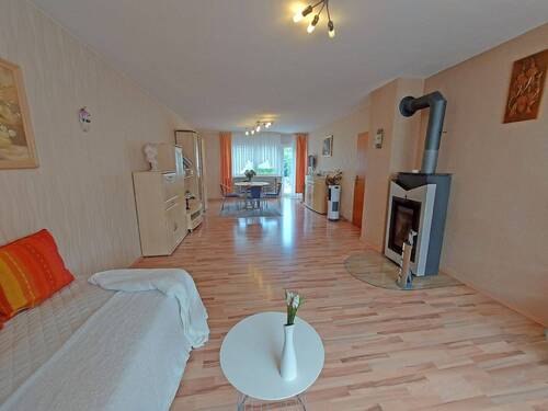 Wohnzimmer mit Blick zum Esszimmer - 