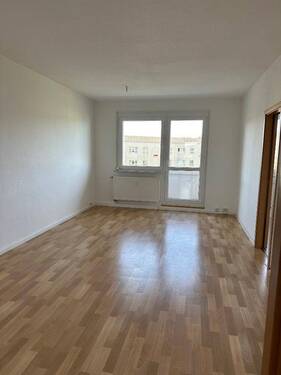 Wohnzimmer mit Balkon - 3 Zimmer Etagenwohnung in Kirchberg