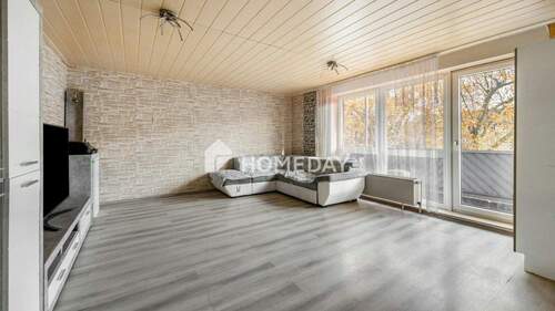 Wohnzimmer 1 - Roter Backstein trifft Morgensonne - helle 2-Zimmer-Wohnung mit Balkon