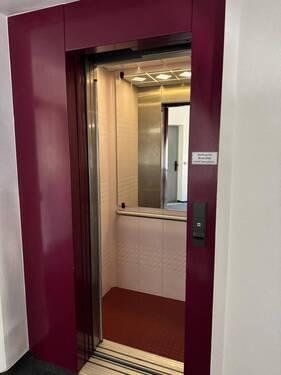 Personenaufzug - Etagenwohnung mit 66,90 m&sup2; in Berlin zur Miete