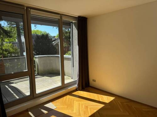 Schlafzimmer mit direktem Zugang zum Balkon - 