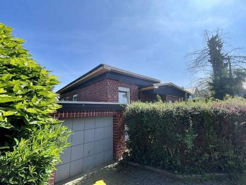 Frontansicht und Garage - 