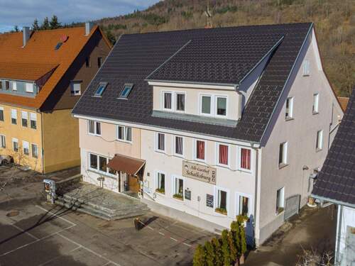 Front mit Vorplatz-Biergarten.jpg - 1 Zimmer Hotel, Pension, Gasthof in Albstadt