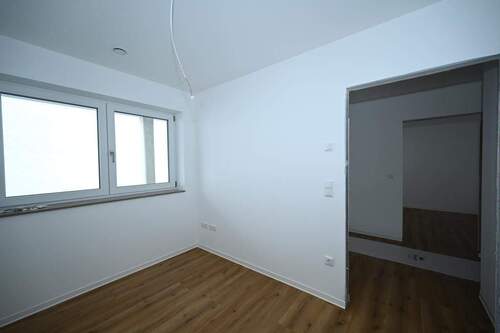 Bald mit weißen Türen - 