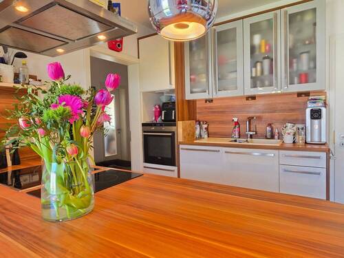 Freundliche Küche - 5 Zimmer Einfamilienhaus zum Kaufen in Coburg