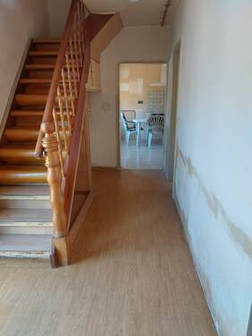 Flur mit Treppe zum OG - 