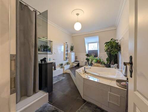 Bad - 5 Zimmer Etagenwohnung zum Kaufen in Duisburg