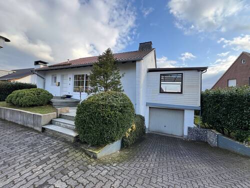 Hausansicht mit Anbau (Wintergarten und Garage) - 4 Zimmer Einfamilienhaus zum Kaufen in Neuenrade